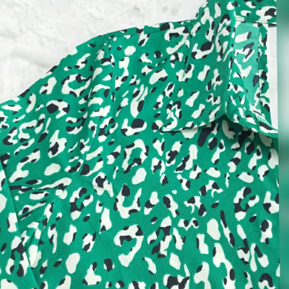 HONEY PUNCH Green Leopard Heyhole Back Top - Picture 4 of 11